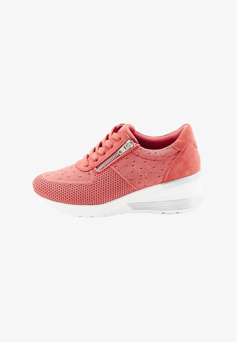 Roze sneaker met een mesh bovenkant, suède accenten, een zijrits en een gestructureerde witte zool. Het ontwerp omvat perforaties voor ademend vermogen.