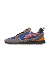 Niedrig geschnittene Sneaker aus blauer Stoff, mit grauen Wildlederüberzügen, rotem Seitenstreifen, schwarzen Schnürsenkeln und orangefarbenemFersenakzent auf einer schwarzen Sohle.