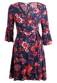 Robe portefeuille florale en tissu bleu marine avec des fleurs rouges et bleues, encolure en V, manches évasées et détail de taille nouée.