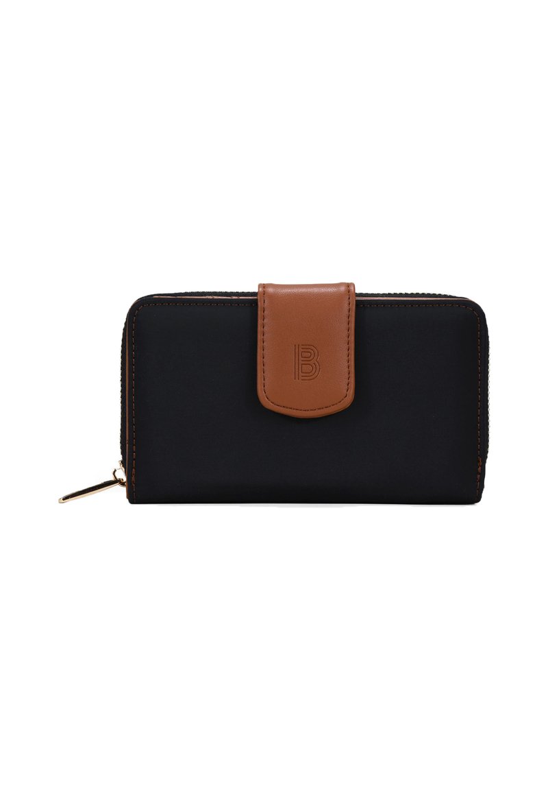 Cartera rectangular negra con tab de cierre a presión de cuero marrón con la "B" grabada y un zip lateral con tirador dorado.