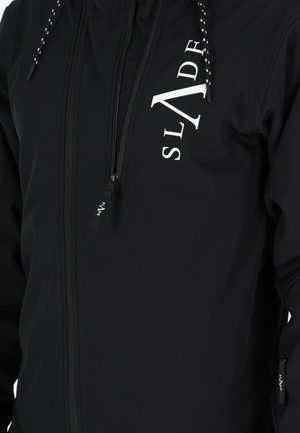 Czarna kurtka na zamek wykonana z miękkiego materiału, z białym logo "SLADE" na przodzie oraz sznurkami z czarno-białymi akcentami.