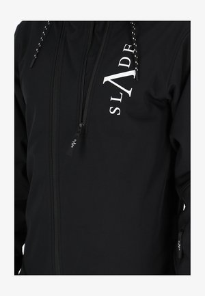 Czarna kurtka na zamek wykonana z miękkiego materiału, z białym logo "SLADE" na przodzie oraz sznurkami z czarno-białymi akcentami.