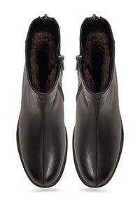 Botas de cuero negro hasta el tobillo con cremalleras laterales, punteras redondas y forro interior marrón y suave, vistas desde arriba.