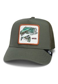 Cappellino verde oliva con una parte frontale strutturata, caratterizzato da un patch ricamato a forma di pesce persico e la parola "BASS", lati in rete e visiera curvata.