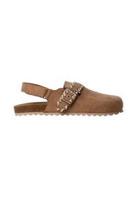 Sabot en cuir suédé marron avec bride à boucle réglable, talon slingback et semelle texturée, conçu pour un usage décontracté.