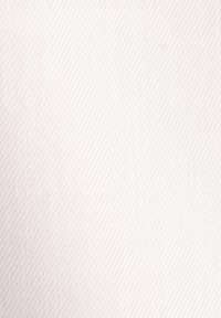 Textil mit einer leichten rosa Farbe, das ein dezentes diagonales Streifenmuster aufweist. Glatte Oberfläche, leichtes Erscheinungsbild.