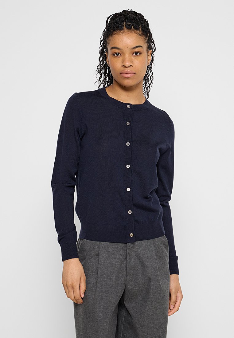 Marinefarbener Cardigan aus weichem Strickmaterial, mit rundem Halsausschnitt, Knopfverschluss auf der Vorderseite und gerippten Bündchen und Saum.