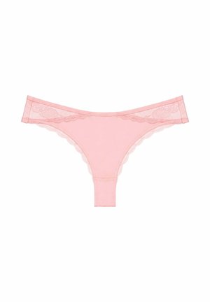 Lichtroze damesstring met kanten rand langs de zijkanten en randen, gemaakt van gladde stof, plat uitgestald op een witte achtergrond.
