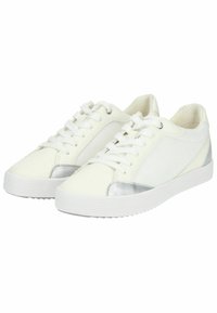 Sneakers sintetici bianchi con una texture liscia, accenti argentati sui lati e una suola in gomma bianca. Presentano cinque paia di occhielli e lacci.