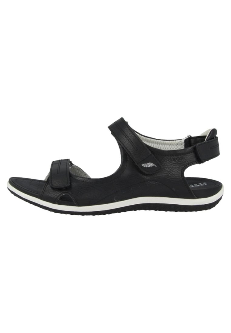 Sandal nero con tomaia in pelle testurizzata, cinturini regolabili, design open toe e suola in gomma bianca con plantare sagomato.