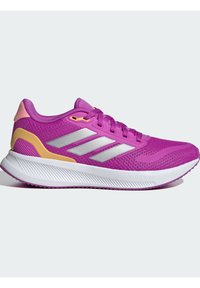 Chaussure de sport violette avec un dessus en mesh texturé, des accents argentés et une semelle Cloudfoam blanche. Elle dispose d'un col rembourré et de détails contrastants.