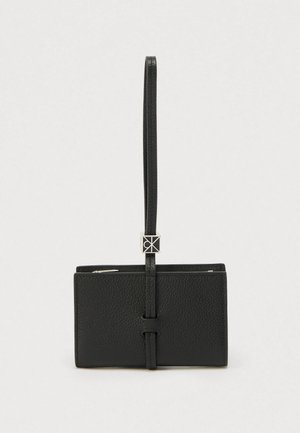 Cartera de cuero negro con acabado texturizado, correa de sujeción y detalle de herrajes plateados. Forma rectangular compacta con perfil delgado.