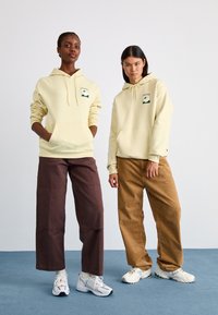 New Balance RELAXED HOODIE UNISEX - Bluză de molton - beige