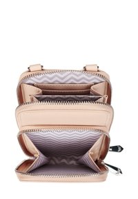 Světle růžová peněženka se zipovým uzávěrem, vybavená několika sloty na karty a přihrádkami, podšitá šedou látkou s chevronovým vzorem.