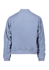 Hellblaue Bomberjacke mit einer glatten, glänzenden Textur. Verfügt über geraffte Ärmel, einen runden Kragen und einen verkürzten Saum.