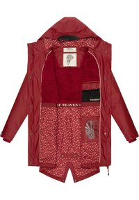 Rote wasserdichte Jacke mit einem inneren Fleece-Futter, floralen Mustern, mehreren Taschen und kontrastierenden Reißverschlussdetails.