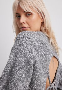 NA-KD - Sweter