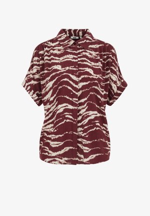 Rövid ujjú ing bordó színben, krémszínű zebramintákkal, gallérral és texturált anyaggal. Gombos elülső kialakítás.