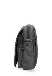 Borsa in tessuto grigia di forma rettangolare, con doppie cerniere, un accento in metallo a forma di anello e una superficie testurizzata. Vista laterale mostrata.