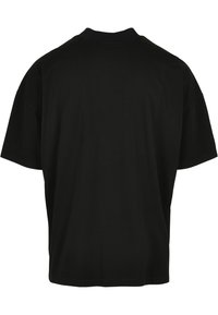 T-shirt noir à manches courtes avec col ras du cou et coupe décontractée. Le tissu semble lisse, sans motifs ni détails visibles.