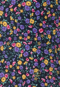 Tissu floral mettant en avant des fleurs violettes, jaunes et roses sur un fond navy foncé ; inclut un petit détail de logo jaune.