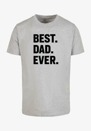 Graues T-Shirt mit kurzen Ärmeln, das mit auffälligem schwarzem Text bedruckt ist, der "BEST. DAD. EVER." lautet. Der Stoff wirkt weich und hat ein klassisches Rundhalsdesign.