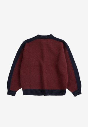 Pull en maille à manches longues avec corps bordeaux et manches, poignets, col et ourlet bleu marine, présenté à plat vu de dos.
