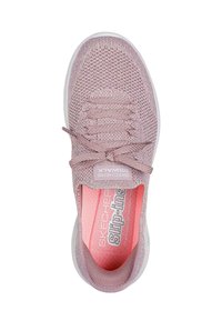 Zapatos Slip-Ins en rosa claro de Skechers con una parte superior de tejido texturizado, diseño de cordones y plantilla acolchada que presenta un patrón similar a una malla. Suela blanca.
