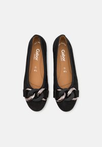 Chaussures plates en daim noir à bouts ronds, détail décoratif en chaîne noire et argentée, semelles intérieures rembourrées couleur noisette, taille 4½.