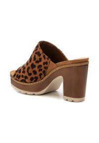 Sandalias de plataforma tipo slip-on con estampado de leopardo, que presentan un upper de ante marrón, puntera redondeada, tacón grueso y suela texturizada.