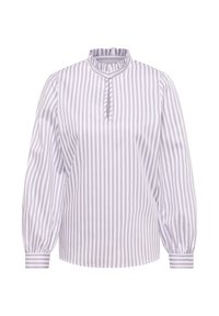 Blouse à rayures verticales lilas clair et blanches avec un col haut à volants, une patte de boutonnage et des manches longues avec des poignets ajustés.