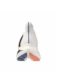 Chaussure de sport blanche vue de l'arrière, dotée d'une tige en mesh, d'accents noirs et d'une semelle multicolore avec des sections orange, bleues et violettes.