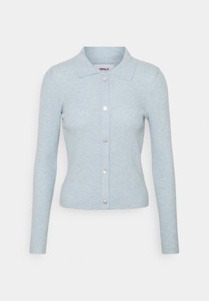 Hellblauer, gerippter Cardigan mit langen Ärmeln, Knopfleiste vorn und spitzem Kragen.
