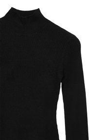 Maglione nero a collo alto, a coste, con maniche lunghe e silhouette aderente. Il tessuto è strutturato, offrendo una vestibilità aderente attorno al collo.
