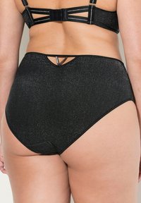 Zwart hooggetailleerd bikinibroekje met een glinsterende textuur, voorzien van een uitsnijding en contrasterende elastische bies aan de tailleband.