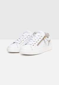 Białe sneakersy z gładkim, skórzanym wykończeniem, sznurowanym stylem, detalami w postaci bocznego zamka, złotą metalową ozdobą oraz teksturowanymi akcentami na zewnętrznej powierzchni.