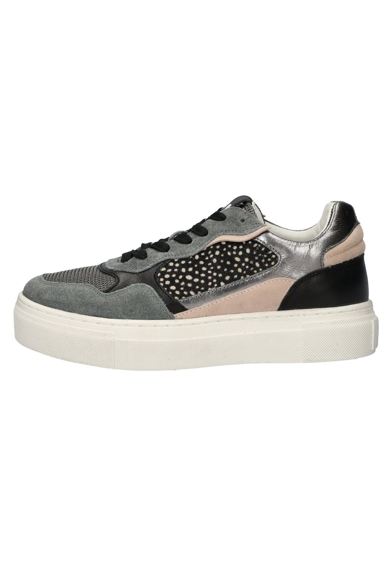 Vlakke sneaker met een mix van grijs suède, zwart leer en metalen accenten. Textuur op de neus met stippenpatroon details.