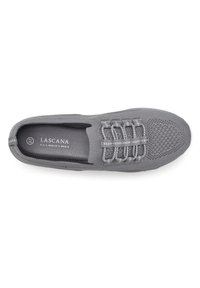 Scarpa slip-on grigia con texture intrecciata, sistema di allacciatura elastica e soletta imbottita. Logo visibile sulla soletta, design a punta arrotondata.