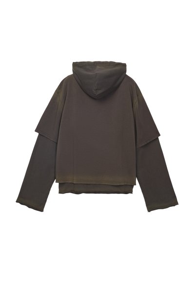 Felpa a strati marrone scuro con maniche lunghe, spalle cadenti e cappuccio, mostrata da dietro su uno sfondo bianco.