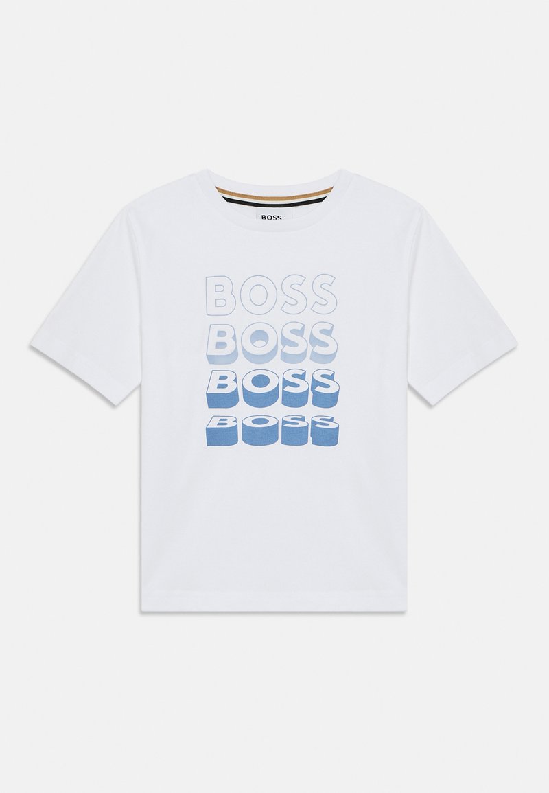 Λευκό βαμβακερό t-shirt με το κείμενο "BOSS" σε διάφορες αποχρώσεις του μπλε, με στρογγυλή λαιμόκοψη και κοντά μανίκια. Απλός, μοντέρνος σχεδιασμός.