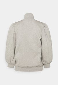 Pull gris clair avec col montant côtelé, manches longues bouffantes, et poignets et ourlet côtelés, vu de dos sur un fond uni.