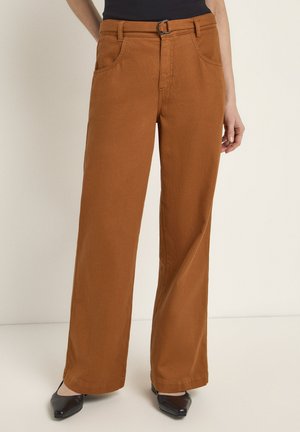 MIT GÜRTEL - Trousers - almond