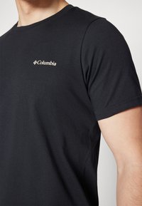 Columbia RAPID RIDGE™ BACK GRAPHIC TEE  - T-shirts med print - black/camp ico