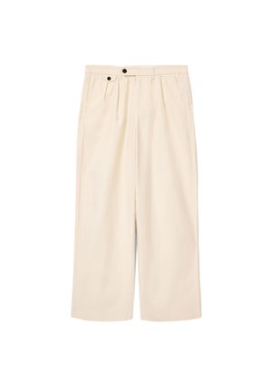 Beżowe, szerokie spodnie z gładkiej tkaniny, z dwoma plisami z przodu, kieszeniami po bokach oraz czarnymi guzikami przy talii.