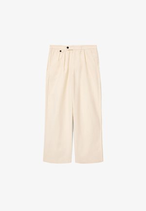 Beige wijde broek van gladde stof, met twee plooien aan de voorkant, zijzakken en zwarte knoopsluiting in de taille.