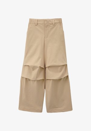 Pantaloni beige a gamba larga con dettagli in tessuto sovrapposto sulle ginocchia, passanti per la cintura, tasche frontali e logo ricamato discreto sulla coscia superiore.