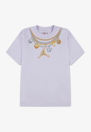 Chemise lilas à manches courtes présentant des chaînes superposées imprimées en or et en argent avec des breloques de basket-ball, cœur, couronne et logo Jordan.