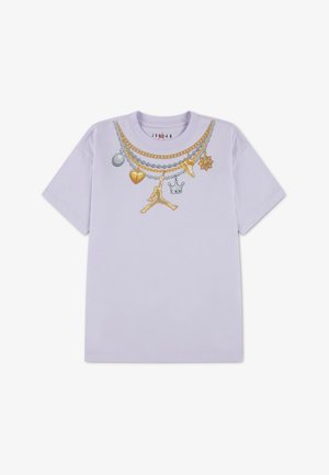 Chemise lilas à manches courtes présentant des chaînes superposées imprimées en or et en argent avec des breloques de basket-ball, cœur, couronne et logo Jordan.