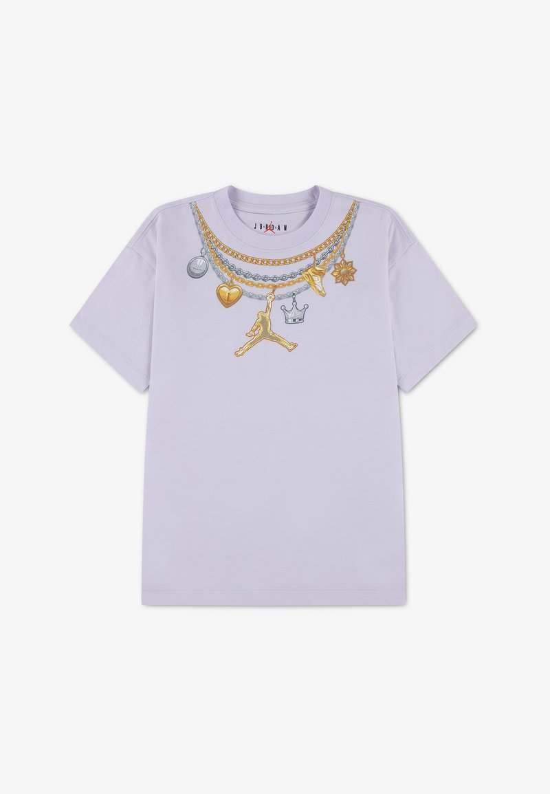 Chemise lilas à manches courtes présentant des chaînes superposées imprimées en or et en argent avec des breloques de basket-ball, cœur, couronne et logo Jordan.