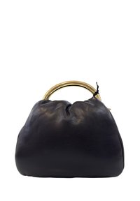Borsa a tracolla nera in pelle con design arricciato, dotata di un manico circolare dorato. Texture liscia con una forma morbida e arrotondata.